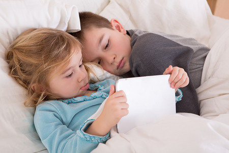 男孩阅读摄影照片_可爱的小小的女孩和男孩读睡前故事