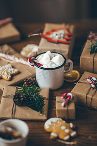 在木桌上配有圣诞礼物的热巧克力和棉花糖