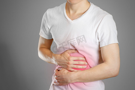 弹簧管压力表摄影照片_一个人拥有的胃在他的胸部疼痛胃灼热气孔