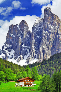高山风景-白云岩，位于意大利北部间木房子里