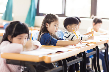 开心的学生摄影照片_快乐的小女孩在教室里学习