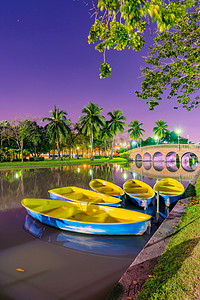 泰国留学摄影照片_在公园里，晚上湖上的船