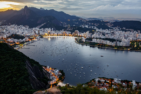 依帕内玛海滩摄影照片_巴西里约热内卢全景全景，日落时的Corcovado Moutain