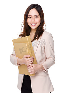 文件夹摄影照片_在商务套装的年轻亚洲女商人