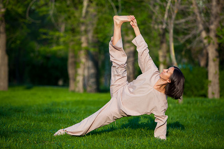 欧美健身女孩摄影照片_早晨，用树背景练瑜伽