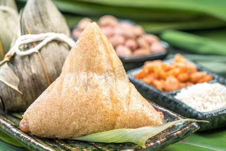 蒸粽子摄影照片_关闭, 复制空间, 著名的中国食品龙舟 (端午节) 节, 蒸粽子金字塔形状的竹叶制成的糯米原料制成的