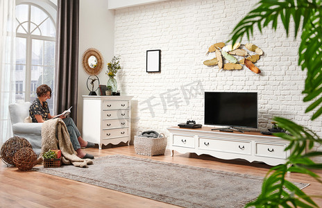 黑色家居摄影照片_装饰白色经典家具,电视机,抽屉和家居概念.砖墙背景.