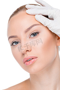 人物医疗模型摄影照片_检查的病人的脸的美容师