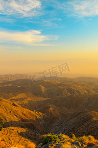 莫哈韦沙漠的日落时的山。美国。加利福尼亚州.