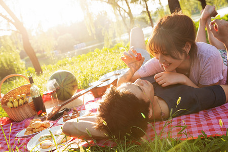 躺在草地摄影照片_躺在草地上的幸福情侣