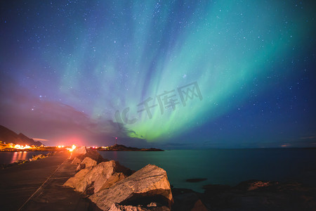 风景图画摄影照片_美丽的图画，大量五颜六色的充满活力的北极光，极光，也知道作为北极光在夜空中在挪威罗弗敦群岛上空