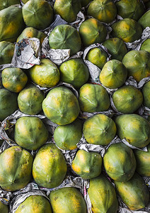 在一个农夫的市场在康提，斯里兰卡拉新鲜有机成熟木瓜