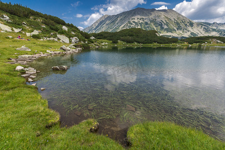 反射在 Muratovo 湖，皮林山与托多尔卡高峰全景