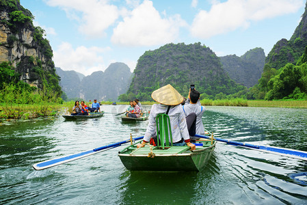 在小船沿非政府组织东河，越南旅行的游客