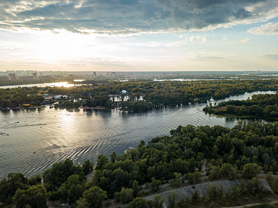 在基辅第聂伯河的夕阳西下空中无人驾驶飞机视图.