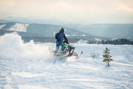 冬季能源摄影照片_在山上雪地骑手