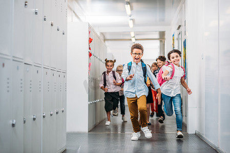 学生通过学校走廊运行