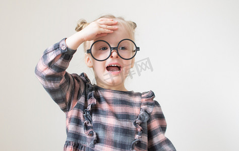 戴圆圆眼镜的白人小女孩小老师有趣的眼镜幽默。复古风格