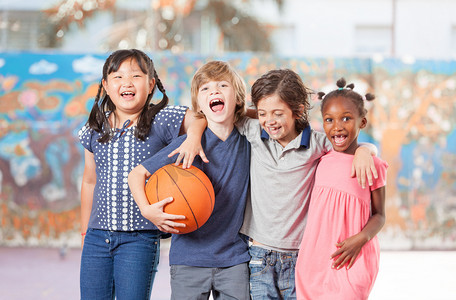 打篮球人物摄影照片_小学儿童快乐在学校打篮球
