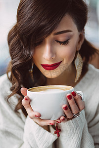 秋天首页摄影照片_年轻的姑娘在一家新潮的咖啡馆里喝咖啡