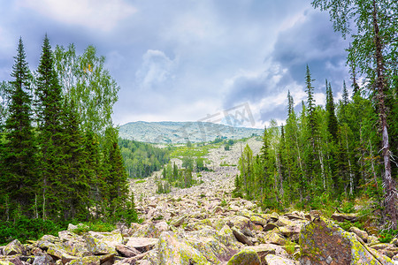 山脉中的岩石聚集, 西伯利亚