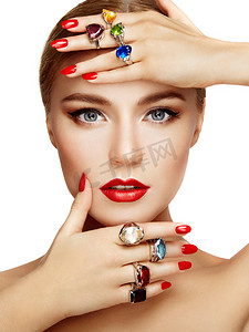 cosmetic摄影照片_Portrait of beautiful woman with jewelry