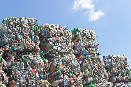 废物回收摄影照片_准备好供循环再用的塑料瓶的堆栈