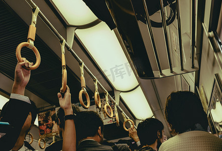 在日本，乘客站在地铁或空中列车时，手握带子