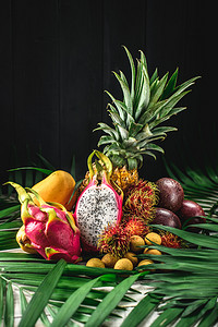 一套异国情调的水果。菠萝、红毛丹、百香果、芒果、龙果、龙眼等热带水果