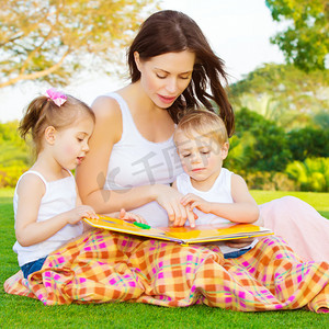 孩坐摄影照片_小小的孩子和妈妈一起读的书