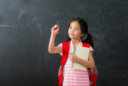 儿童韩文摄影照片_漂亮的小女孩使用手写便笺