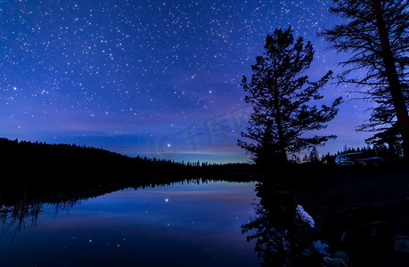flame摄影照片_Blue Night Sky Along Lake with Reflection