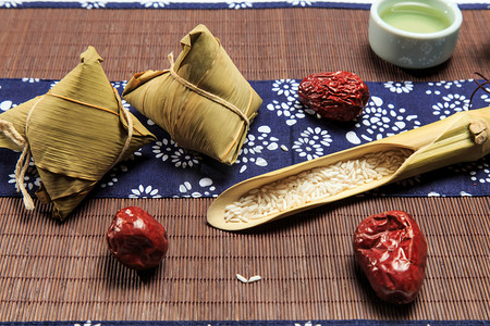 手绘中国风龙摄影照片_粽子是中国的传统小吃