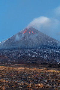 科内摄影照片_堪察加半岛上的 Klyuchevskaya 火山喷发火山