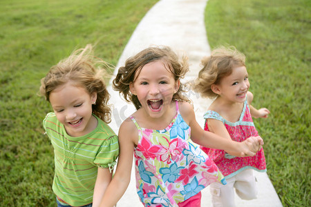 三个妹妹玩运行在公园上的女孩