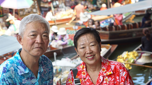 开心的亚洲高级夫妇退休环游世界