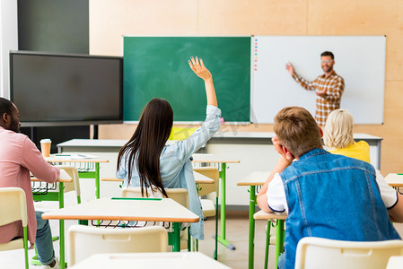 高校青年学生听教师讲课的后视观