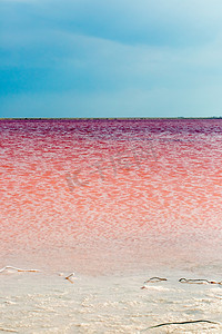 红云彩摄影照片_咸红湖水