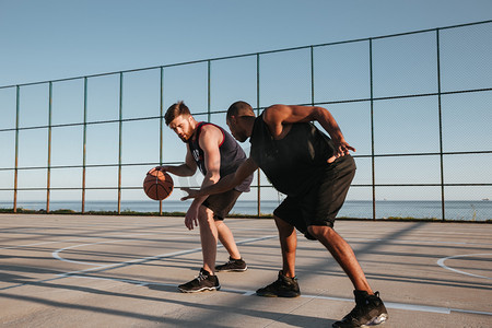 篮球摄影照片_在操场上的两个健康的篮球运动员。