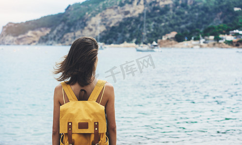 备份视图时髦女孩与砂海岸线在背包上自然景观模拟。对背景的海滩海景和地平线山的旅行者。旅游看在蓝太阳的海洋，夏季放松的生活方式 