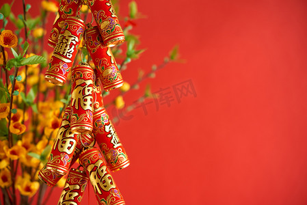 红色背景的中国新年装饰品