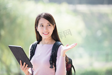 开心高考女孩摄影照片_高考毕业季学生平板电脑与显示的东西