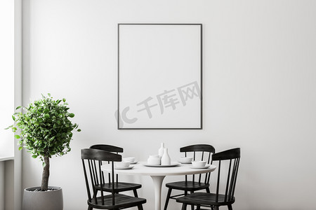 一棵摄影照片_现代餐厅内有白色的墙壁, 有一张带有黑色椅子的圆桌, 一棵盆栽树和一个垂直的模拟海报架。3d 渲染