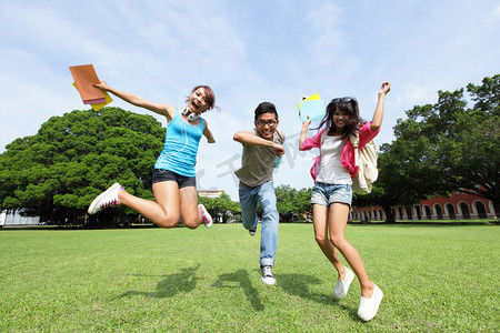 夏天校园摄影照片_快乐的大学生