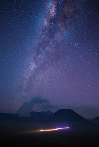 银河系摄影照片_银河系在婆罗摩火山