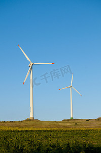 风吹藤蔓摄影照片_风力发电涡轮机
