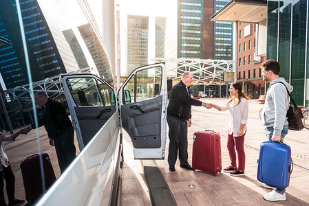 traffic摄影照片_driver greeting his passengers