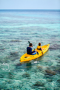 大白爸爸摄影照片_皮划艇在热带海洋的家庭