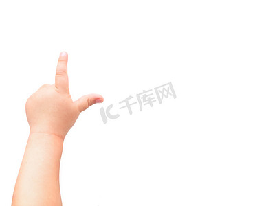 食指向下指手势摄影照片_白色背景上的孩子的手。孩子用食指指着某物。平铺，顶视图，复制空间.