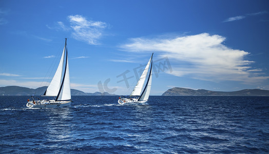 蓝色帆船摄影照片_夏天帆船赛的船只